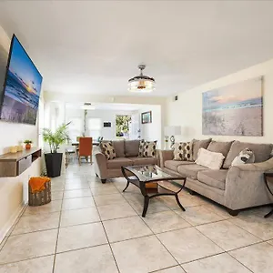 5 Minutes Walk To 4br/2baths Holiday home